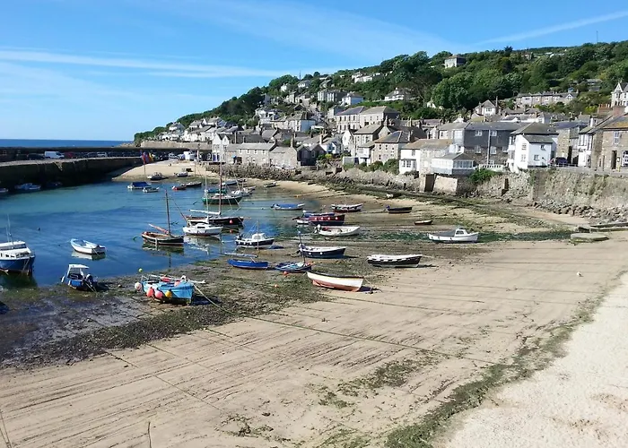 Modern 2 Bed Apt Centre Of Penzance, Lift Access